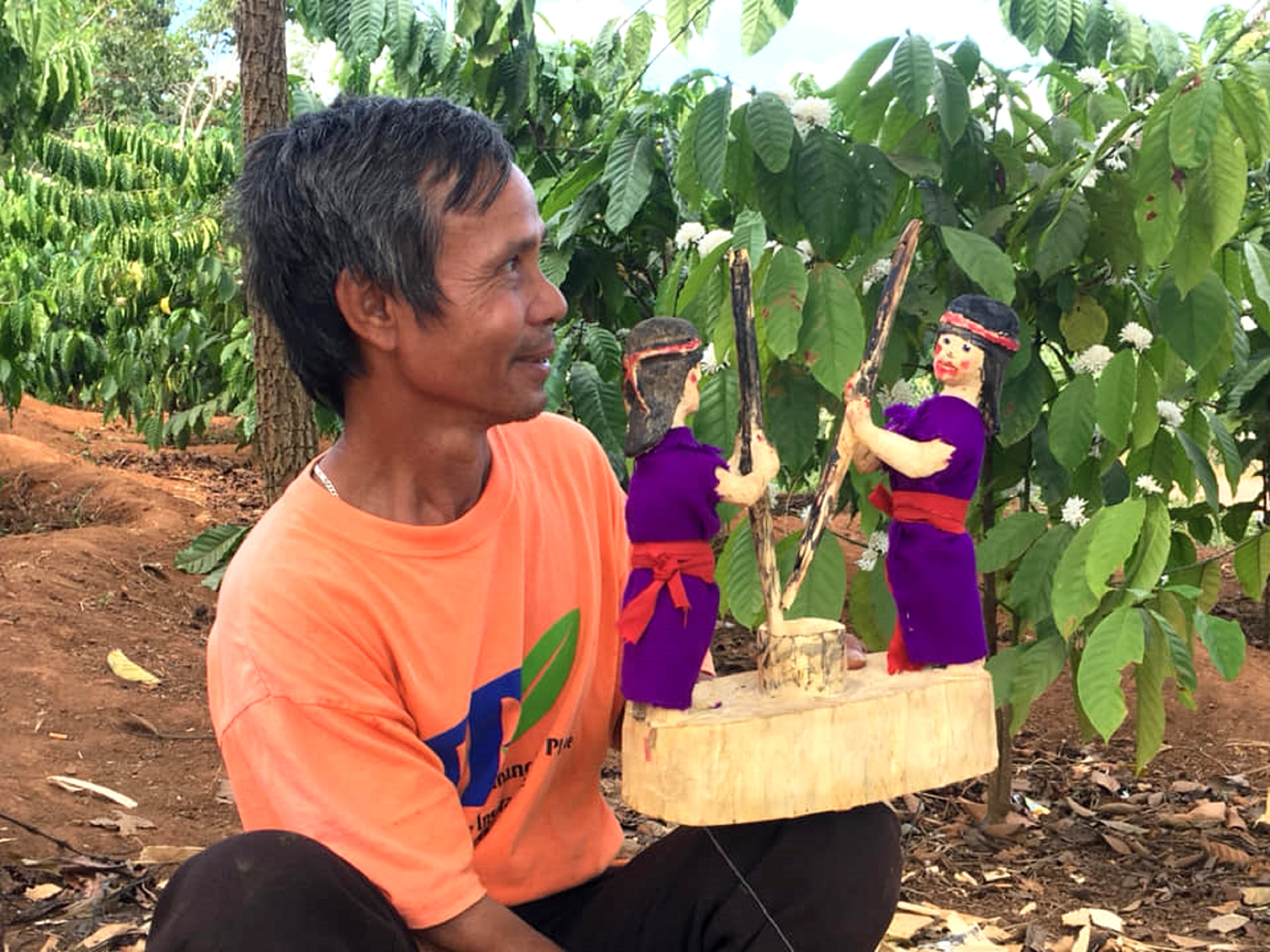 Nghệ nhân A Yưk hoàn thiện những công đoạn cuối và biểu diễn thử một cặp rối gỗ.
