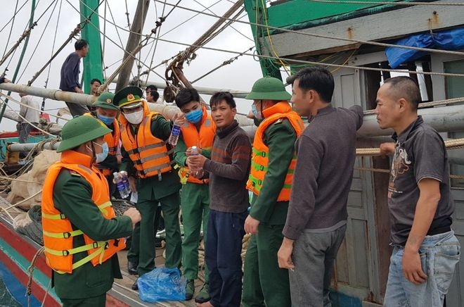 8 ngư dân gặp nạn được lực lượng biên phòng đưa vào bờ an toàn  ẢNH TÂN KỲ