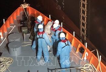 Đưa một thuyền viên nước ngoài gặp nạn trên biển vào bờ an toàn