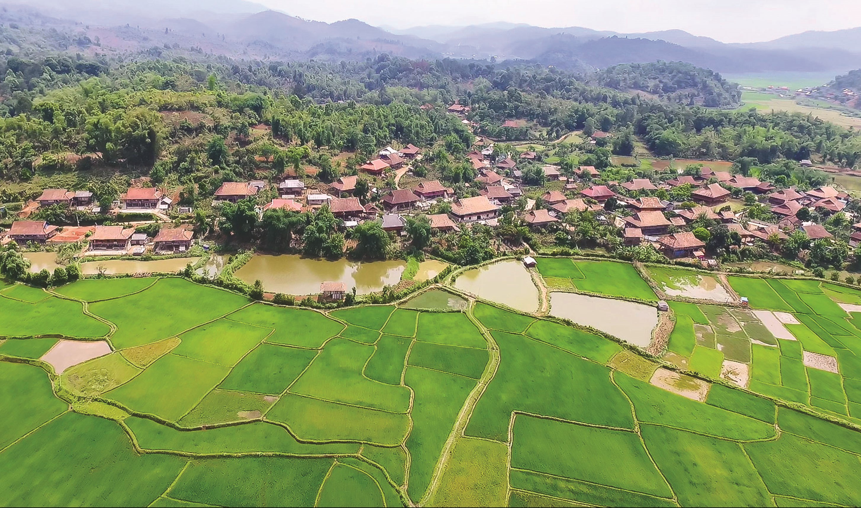 Bản Che Căn hấp dẫn du khách bởi khung cảnh thanh bình, thơ mộng.