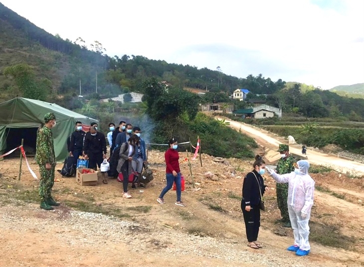 Đồn Biên phòng Ba Sơn tiến hành kiểm tra thân nhiệt các công dân nhập cảnh trái phép. Ảnh: Quang Trung