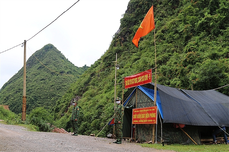 Kiên trì bám chốt, kiểm soát chặt biên giới để ngăn chặn dịch Covid Kiên trì bám chốt, kiểm soát chặt biên giới để ngăn chặn dịch Covid