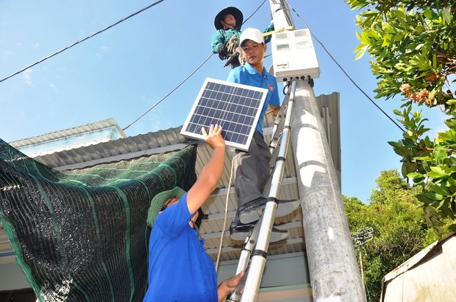 Lắp đặt hệ thống đèn năng lượng mặt trời tại các con đường trên đảo Cù Lao Chàm