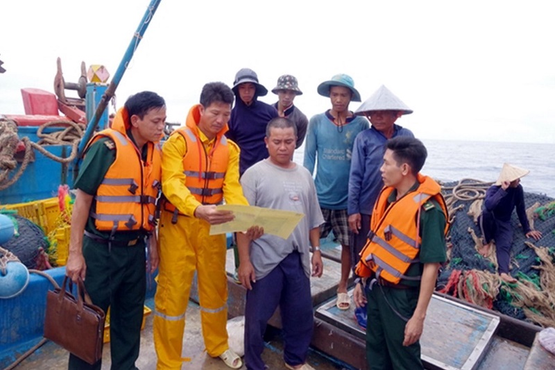 Lực lượng chức năng tuyên truyền phổ biến luật đánh bắt trên biển cho ngư dân
