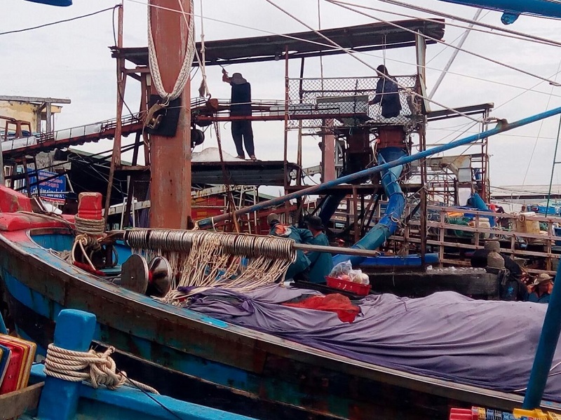 Ngư dân Bà Rịa – Vũng Tàu vận chuyển nước đá chuẩn bị cho một chuyến biển.