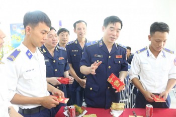 Chính ủy cảnh sát biển thăm hỏi động viên các chiến sỹ trên tuyến biên giới biển đảo