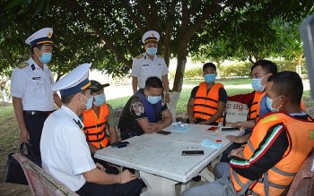 Cứu 6 ngư dân trên tàu cá bị sóng đánh chìm