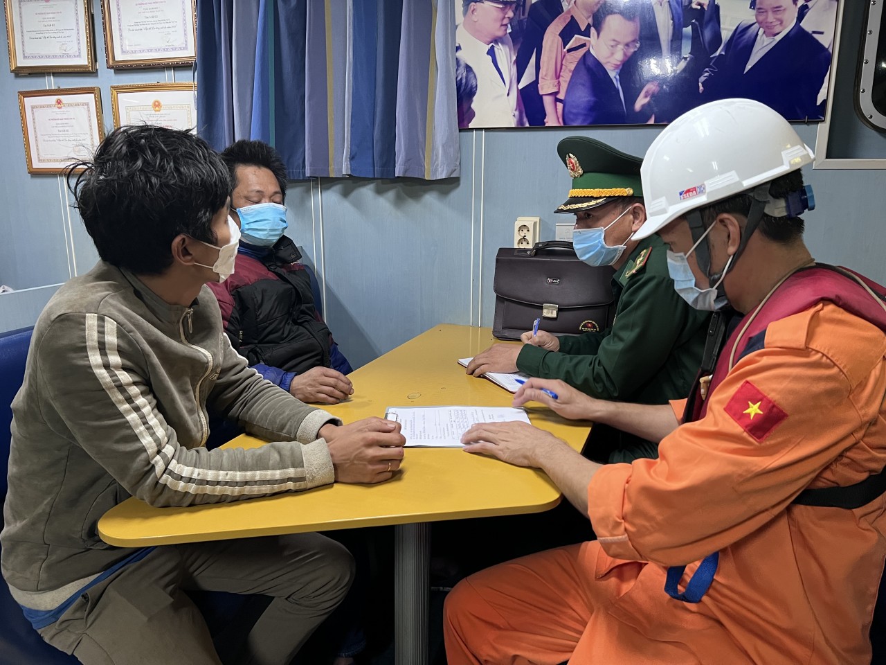 Vượt thời tiết nguy hiểm cứu nạn kịp thời 5 ngư dân trên biển