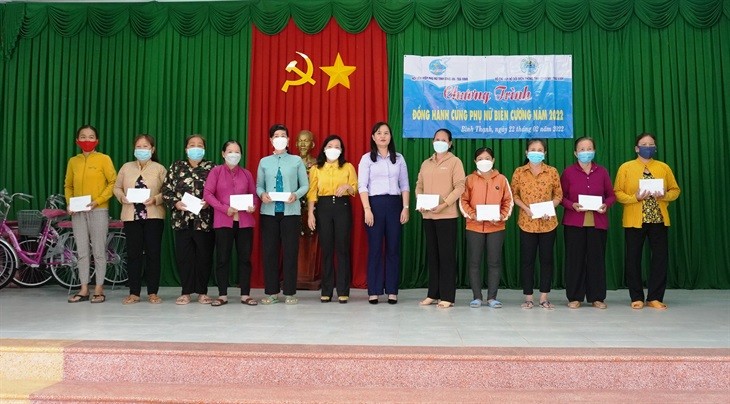 Long An, Trà Vinh tặng quà cho phụ nữ biên cương