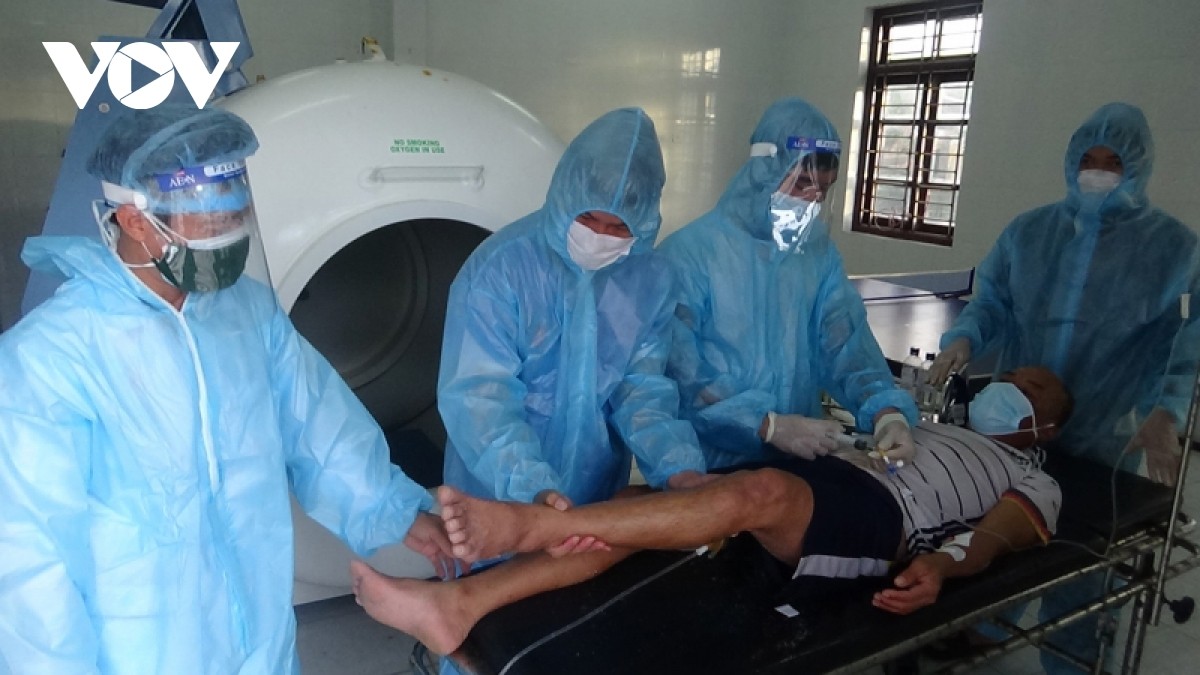 Cấp cứu 2 ngư dân gặp nạn trên vùng biển Trường Sa