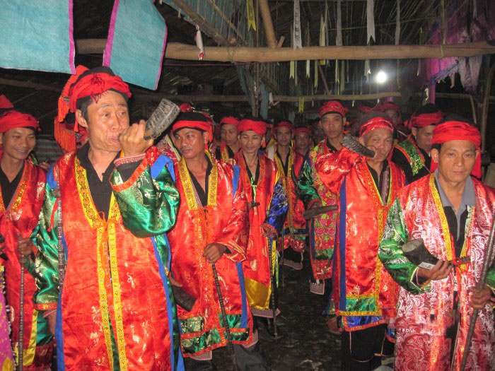 Thầy cúng người Dao sử dụng tù và trong Lễ cấp sắc tại thôn Thanh Chung, xã Tuấn Mậu (nay là thị trấn Tây Yên Tử) (Ảnh TL)