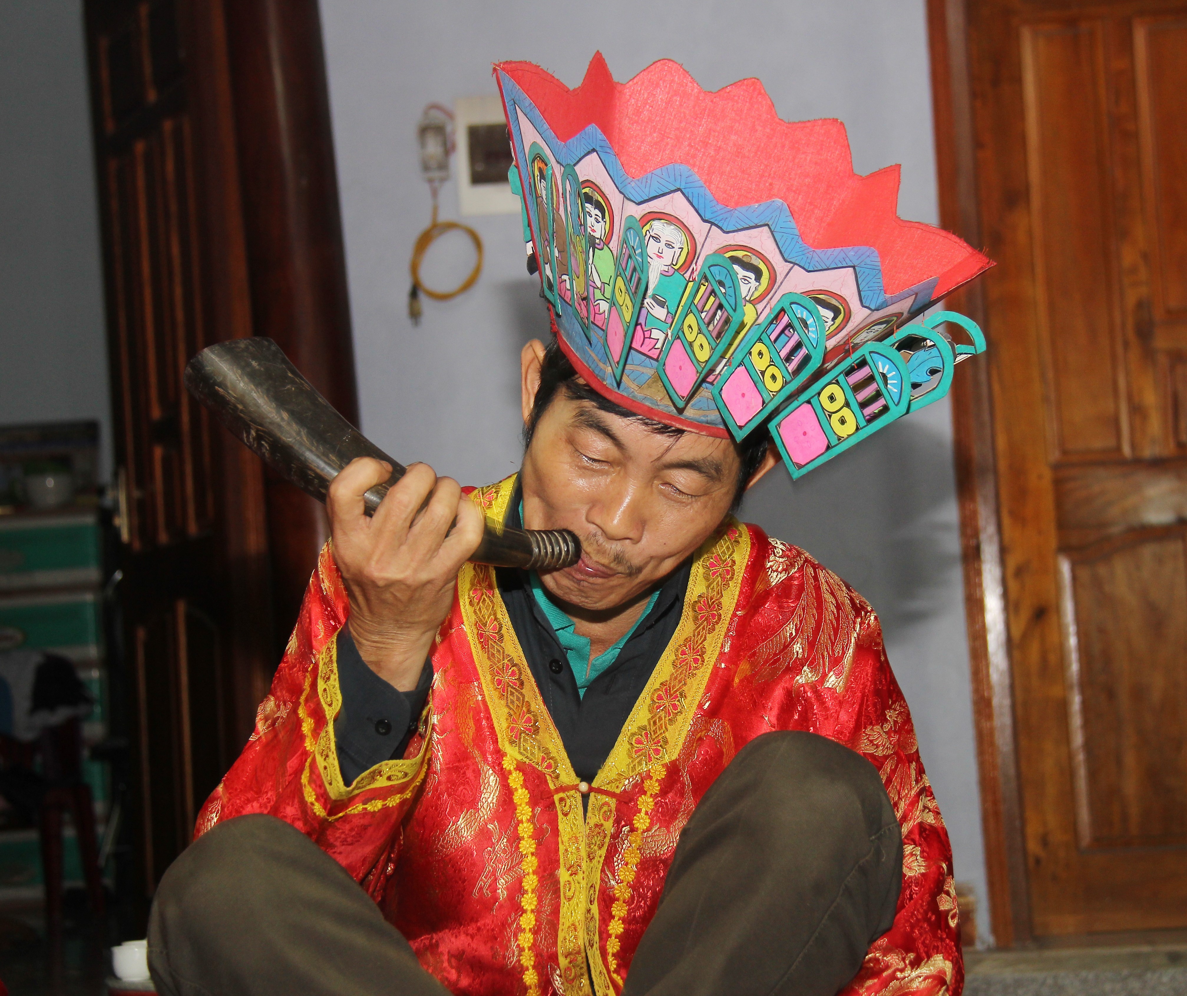 Những người làm nghề thầy cúng trong cộng đồng người Dao đều có chiếc tù và để hành lễ