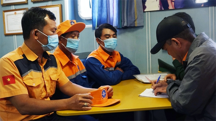 Bàn giao thuyền viên gặp nạn cho BĐBP Đà Nẵng và các cơ quan chức năng. Ảnh: Hồng Pha