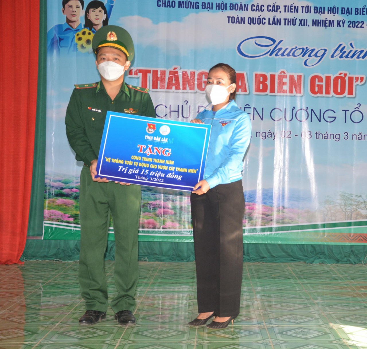 Tặng quà cho bà con biên cương Tổ quốc