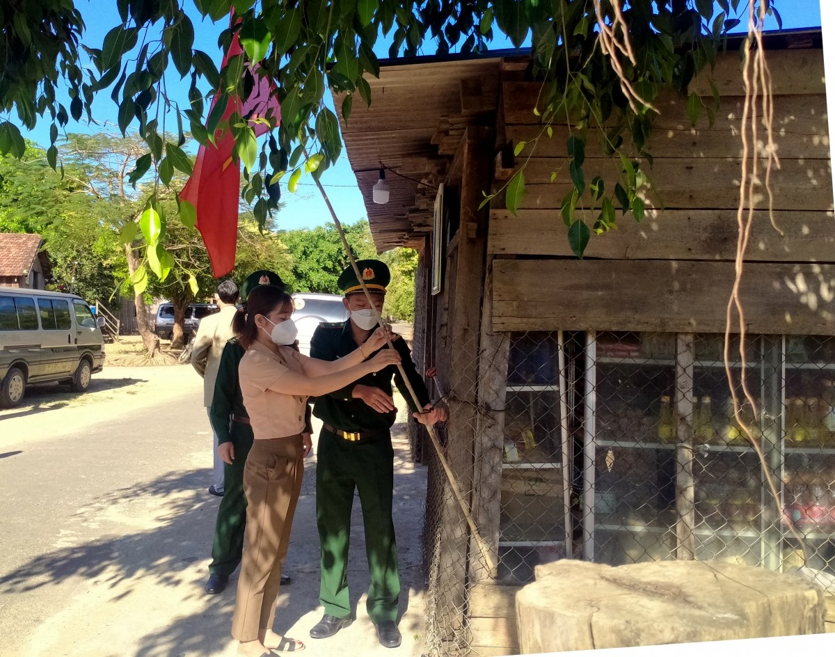Cờ Tổ quốc tung bay nơi buôn làng vùng biên giới, hải đảo