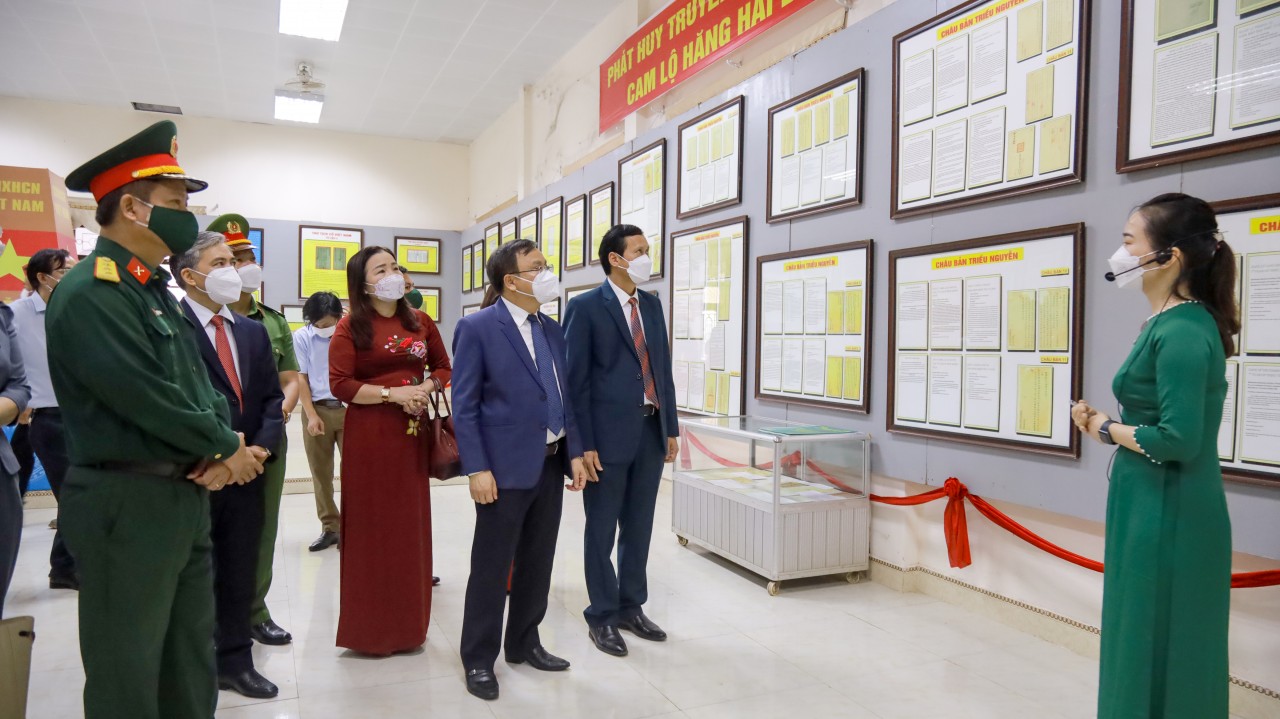 Trưng bày tư liệu liên quan đến Hoàng Sa, Trường Sa bằng tiếng Việt, tiếng Pháp và Atlas
