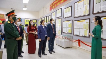 trung bay tu lieu lien quan den hoang sa truong sa bang tieng viet tieng phap va atlas