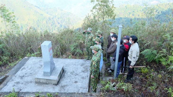 “Cột mốc sống” giữa biên thùy