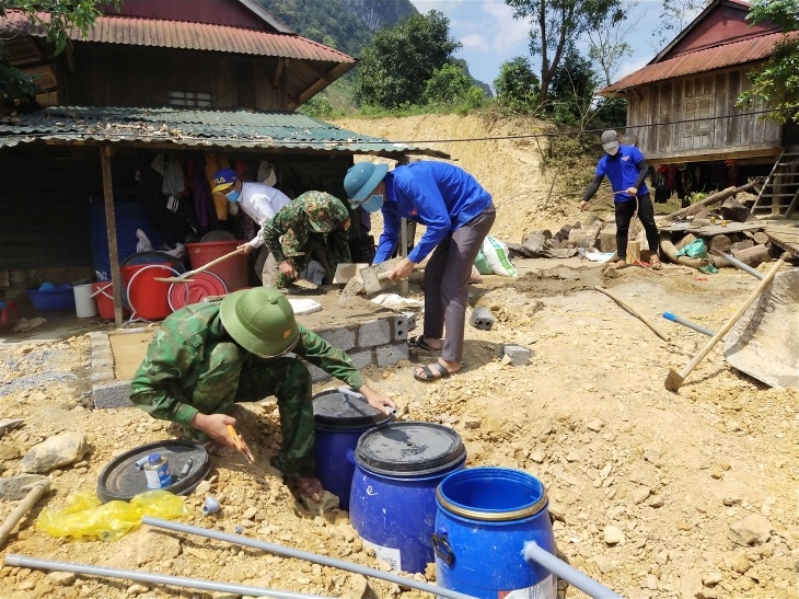 Hội LHPN xã Trường Sơn phối hợp với cán bộ Đồn Biên phòng Làng Mô và thanh niên thi công công trình “Nhà vệ sinh vì cộng đồng” tặng người dân xã Trường Sơn
