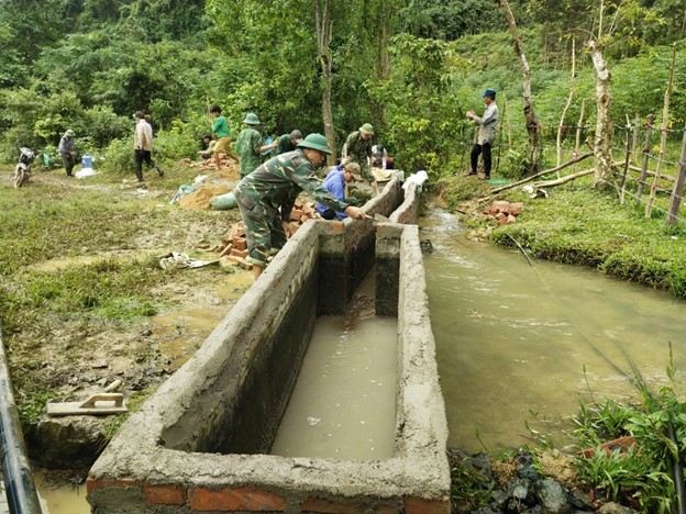CBCS đồn biên phòng Làng Mô sửa chữa, hoàn thiện đường ống dẫn nước sinh hoạt về bản cho người dân