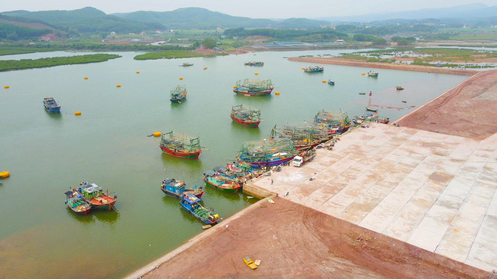 Quan tâm, đầu tư các khu neo đậu, tránh trú bão cho tàu thuyền
