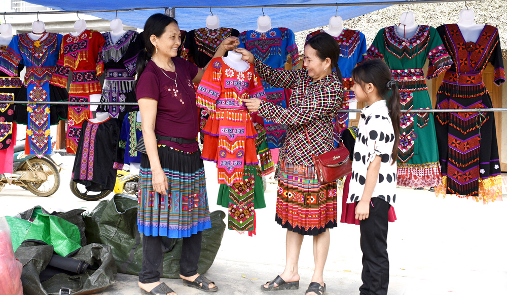 Gian hàng bán quần áo dân tộc Mông luôn đông khách tới xem, mua hàng
