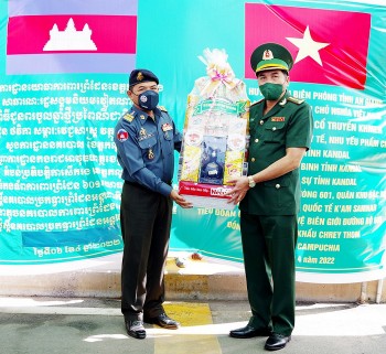 chuc tet tang qua vat tu y te tri cho luc luong vu trang 2 tinh takeo va kandal campuchia