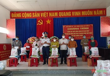 trao 100 suat qua tang ngu dan phu yen bi anh huong do thien tai