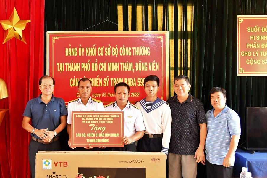 Thăm, động viên cán bộ, chiến sĩ các đơn vị trên vùng biển Tây Nam