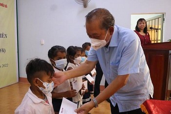 50 suất học bổng đến với học sinh dân tộc thiểu số vùng biên giới