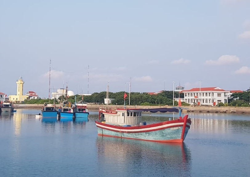 Trung tâm dịch vụ hậu cần-kỹ thuật đảo Trường Sa khắc phục sự cố cho tàu cá Bình Thuận