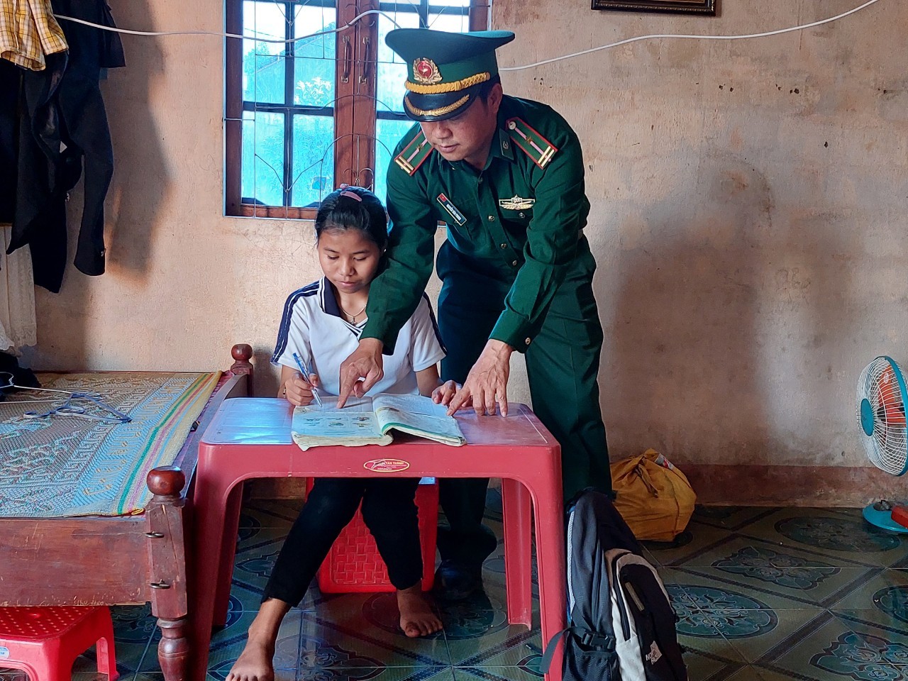 Trao vòng tay yêu thương cho trẻ em mồ côi biên giới