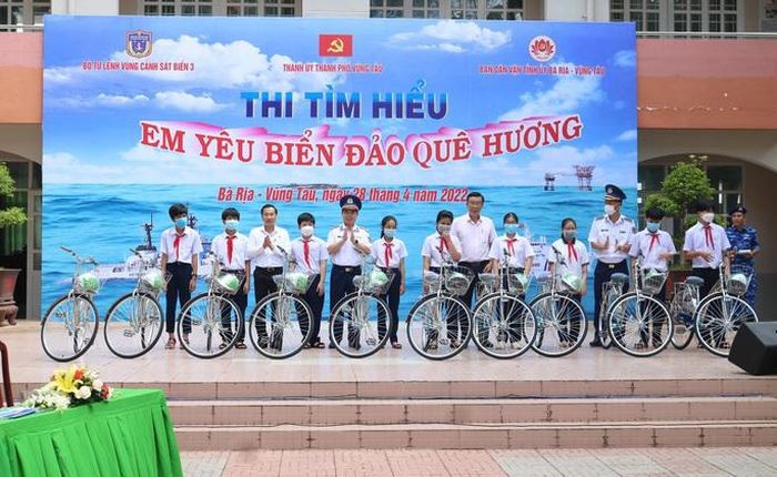 Tặng cờ Tổ quốc, tủ thuốc, túi thuốc cho ngư dân gặp khó khăn