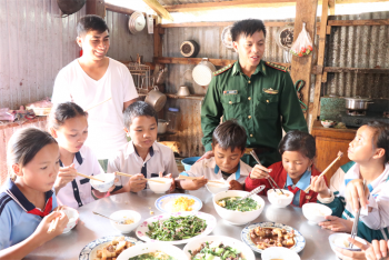 Thắp sáng ước mơ cho học sinh nghèo nơi biên giới