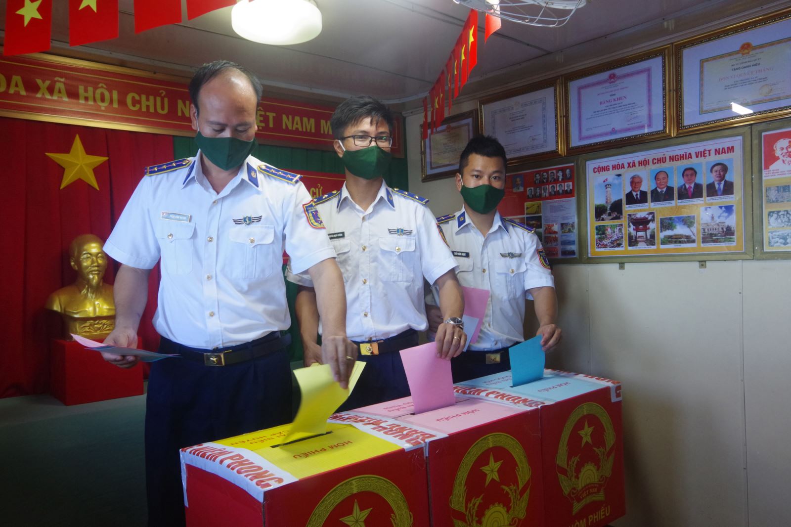 Cảnh sát biển với công tác chuẩn bị bầu cử nơi đảo xa Chú thích ảnh