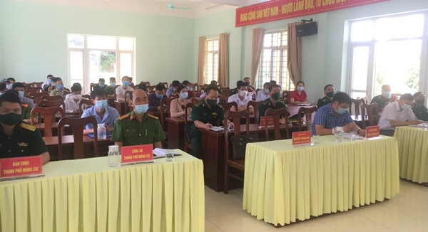Các đại biểu cùng nhân dân tham gia buổi lễ