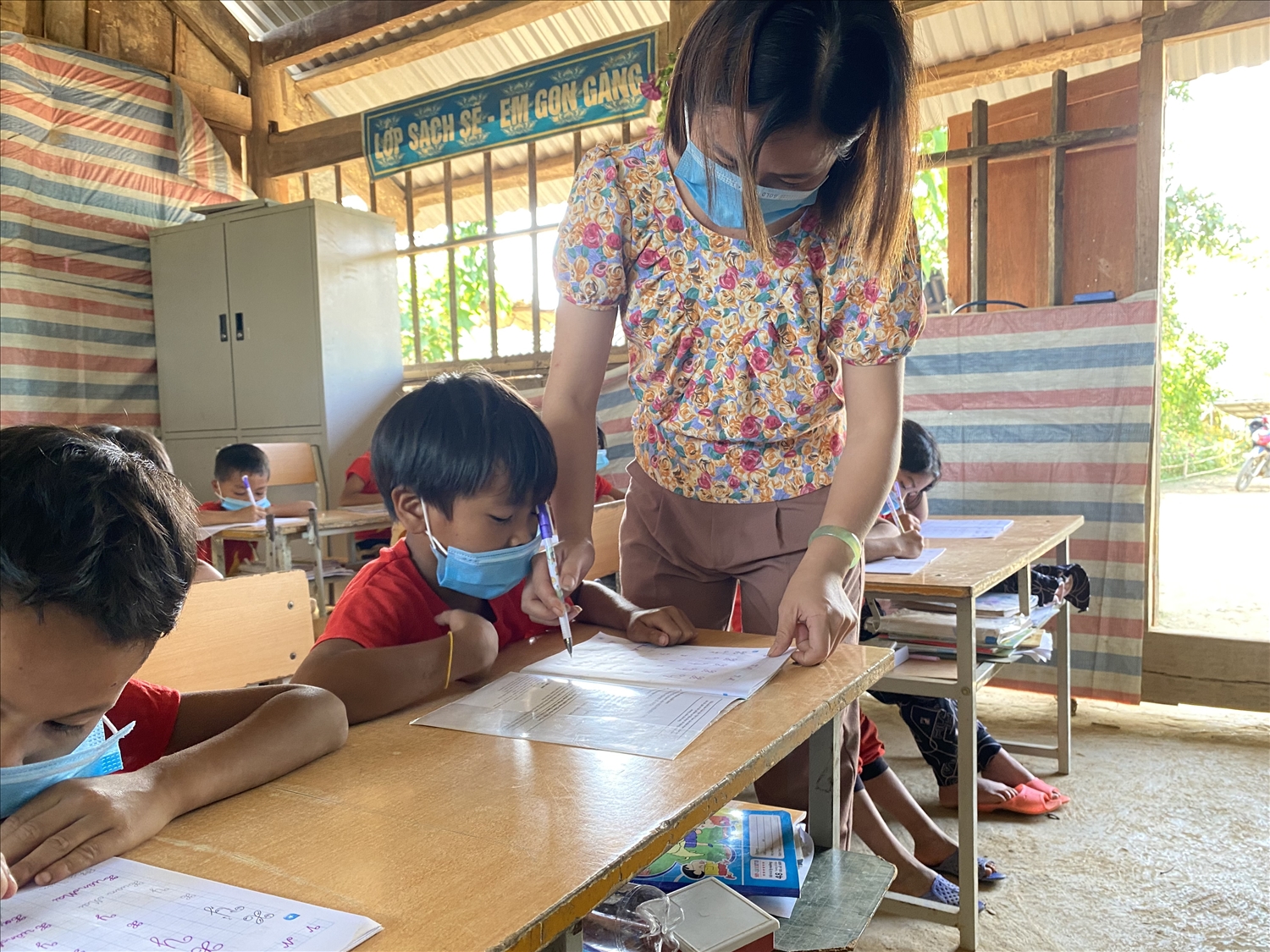 Dẫu khó khăn đến đâu cô giáo Hằng vẫn miệt mãi uốn nắn học sinh