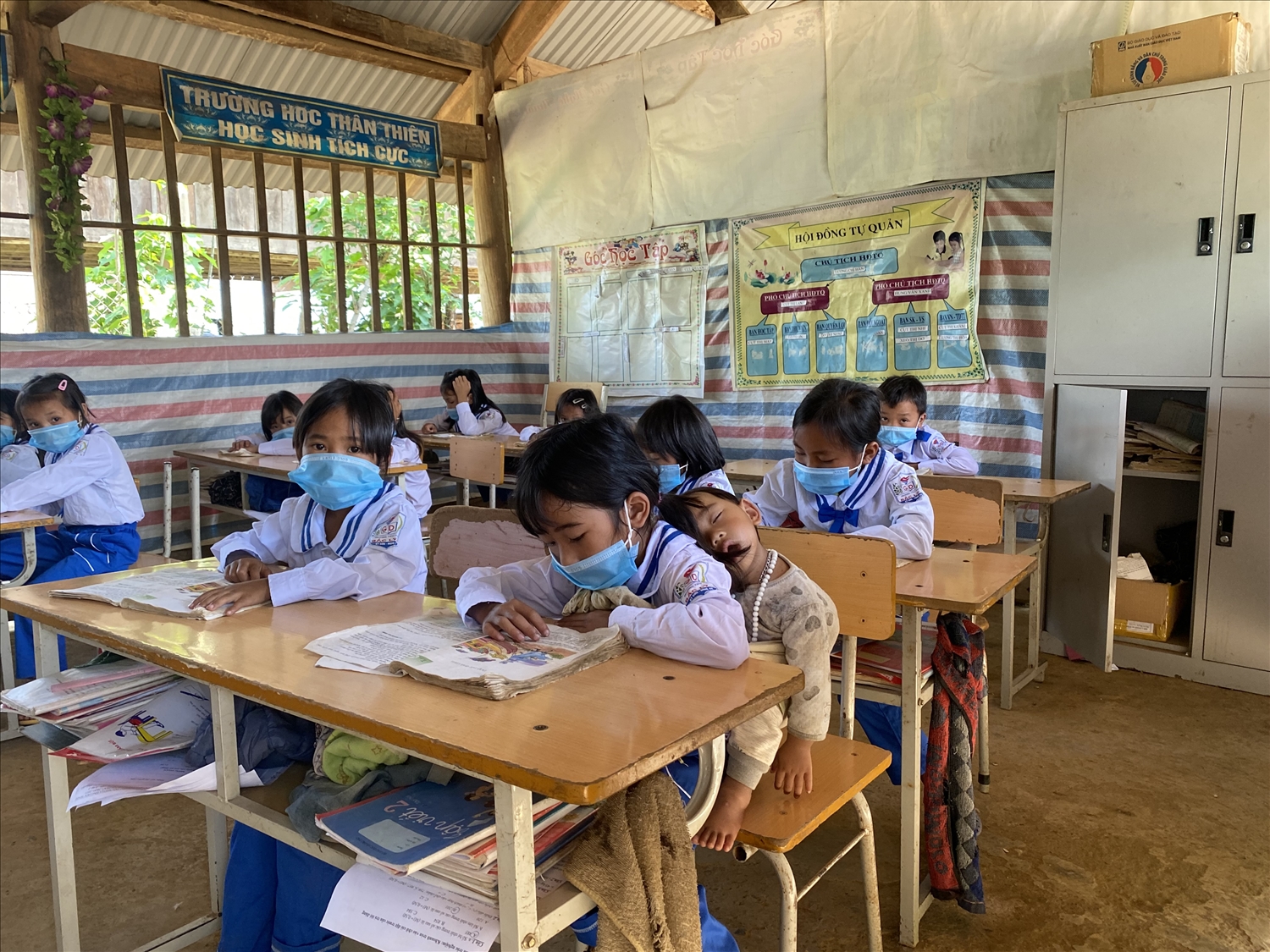 Bố mẹ đi làm ăn xa, ông bà lên rẫy, Cụt Thị Nhi phải cõng em đến lớp