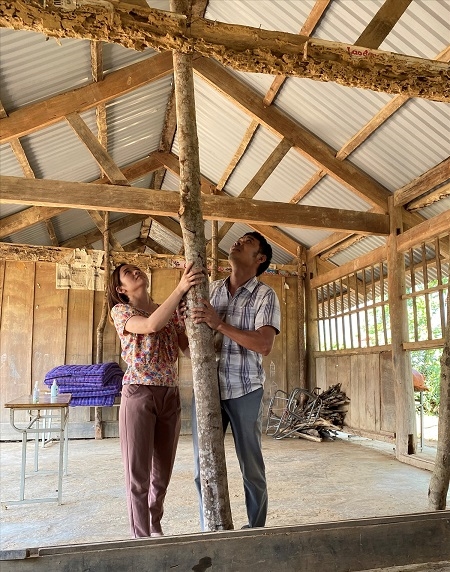 Các thầy cô chỉ biết chằng chống tạm bợ để trường khỏi sập, đảm bảo tính mạng cho học sinh.