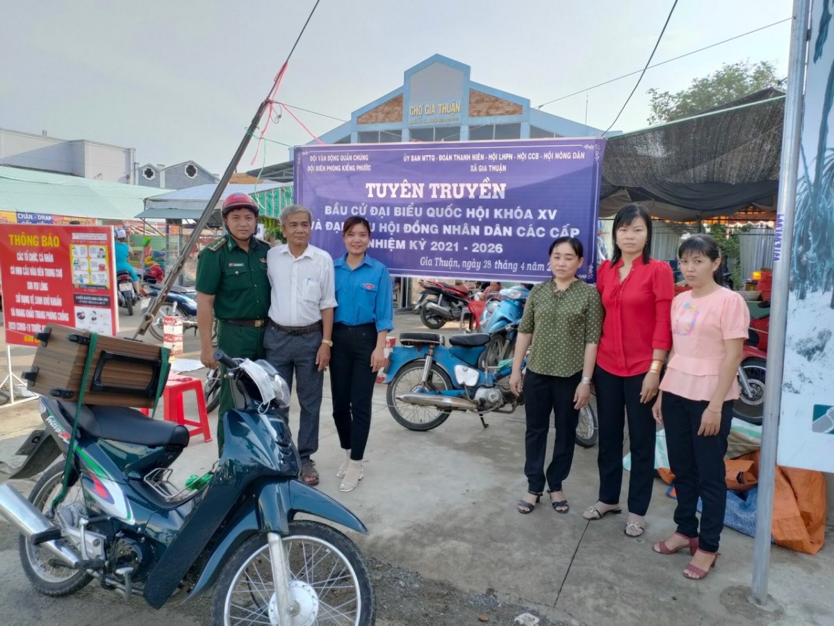 Các đội tuyên truyền lưu động của Bộ đội Biên phòng Tiền Giang kết hợp với các đoàn thể các địa phương vùng ven biển để tuyên truyền bầu cử Quốc hội- HĐND các cấp