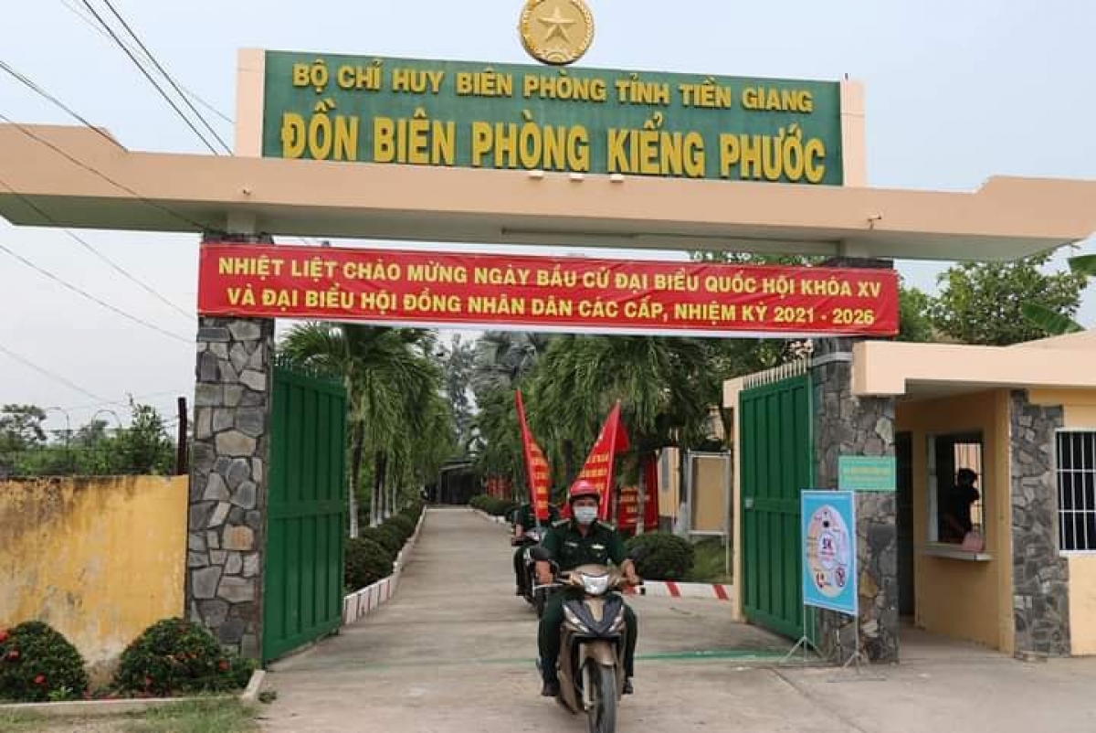 Cán bộ, chiến sỹ bộ đội biên phòng đi làm nhiệm vụ từ sáng sớm