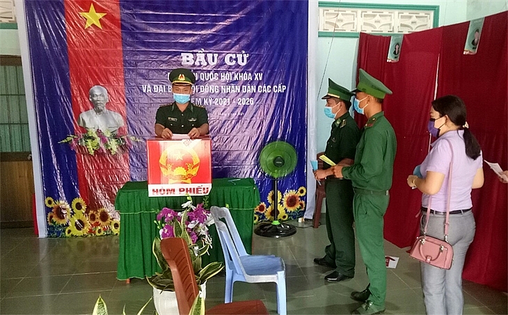 Quân, dân biên giới vui ngày hội non sông