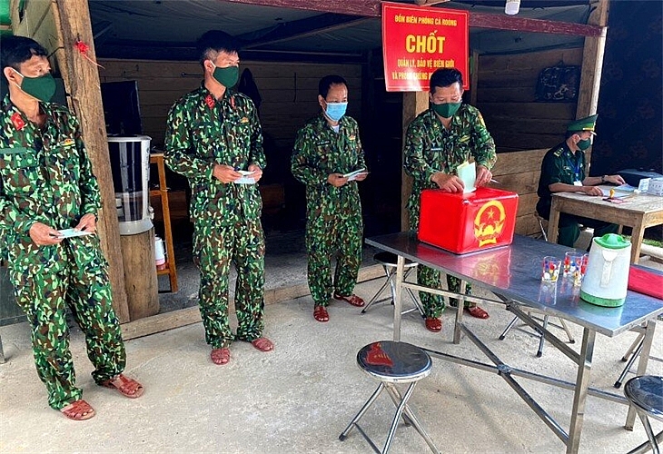 Quân, dân biên giới vui ngày hội non sông