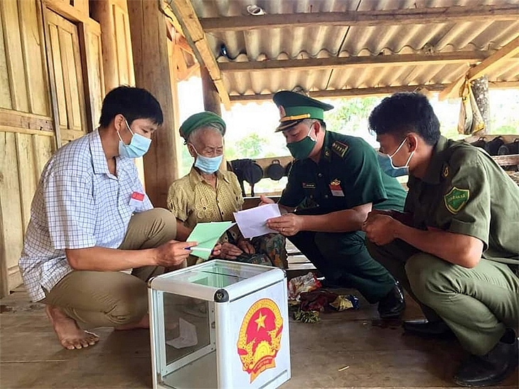 Quân, dân biên giới vui ngày hội non sông