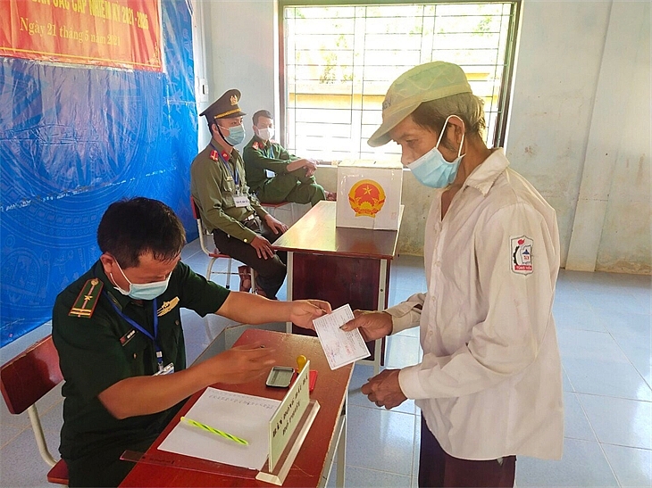 Quân, dân biên giới vui ngày hội non sông