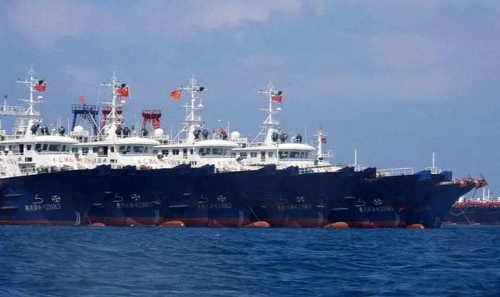 Đội tàu cá Trung Quốc neo đậu tại bãi Ba Đầu trong lãnh hải đảo Sinh Tồn Đông thuộc quần đảo Trường Sa của Việt Nam hồi tháng 3. Ảnh: AP.