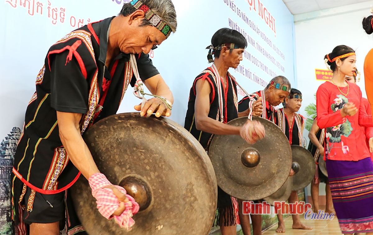 Giao lưu hữu nghị cụm dân cư 2 bên biên giới ấp Vườn Bưởi (Bình Phước) và phum Cooc Tho Mo (Campuchia)