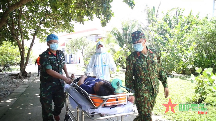 Cứu nạn thuyền viên tàu Ever Cast - Panama và ngư dân lặn bắt hải sản