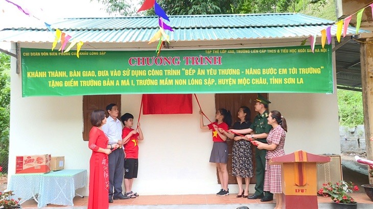 “Tiết học biên giới” cho các em học sinh Lóng Sập