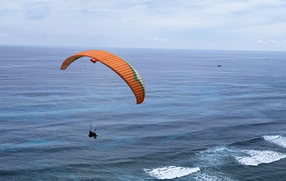 Hình ảnh các vận động viên dù lượn bay giữa vùng biển đảo xanh tươi Lý Sơn